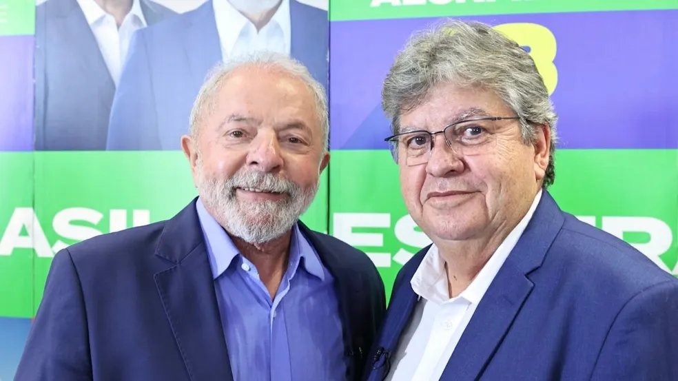 Governador João Azevêdo (PSB) é condecorado pelo Presidente Lula